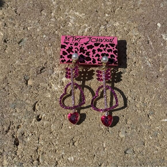 EARRINGS! Betsey Johnson Pink Heart and Arrow Drop Earrings BNWT - Picture 3 of 6